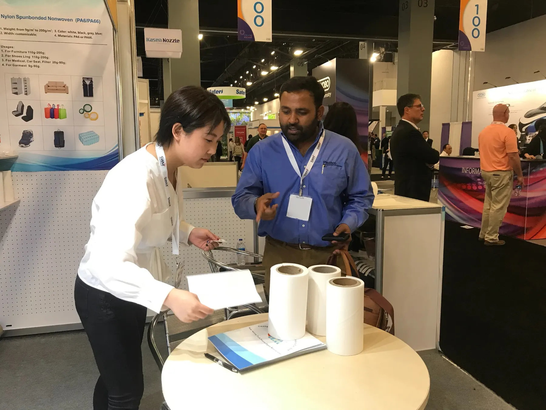 Trade show discussion with international buyer at Huiming booth