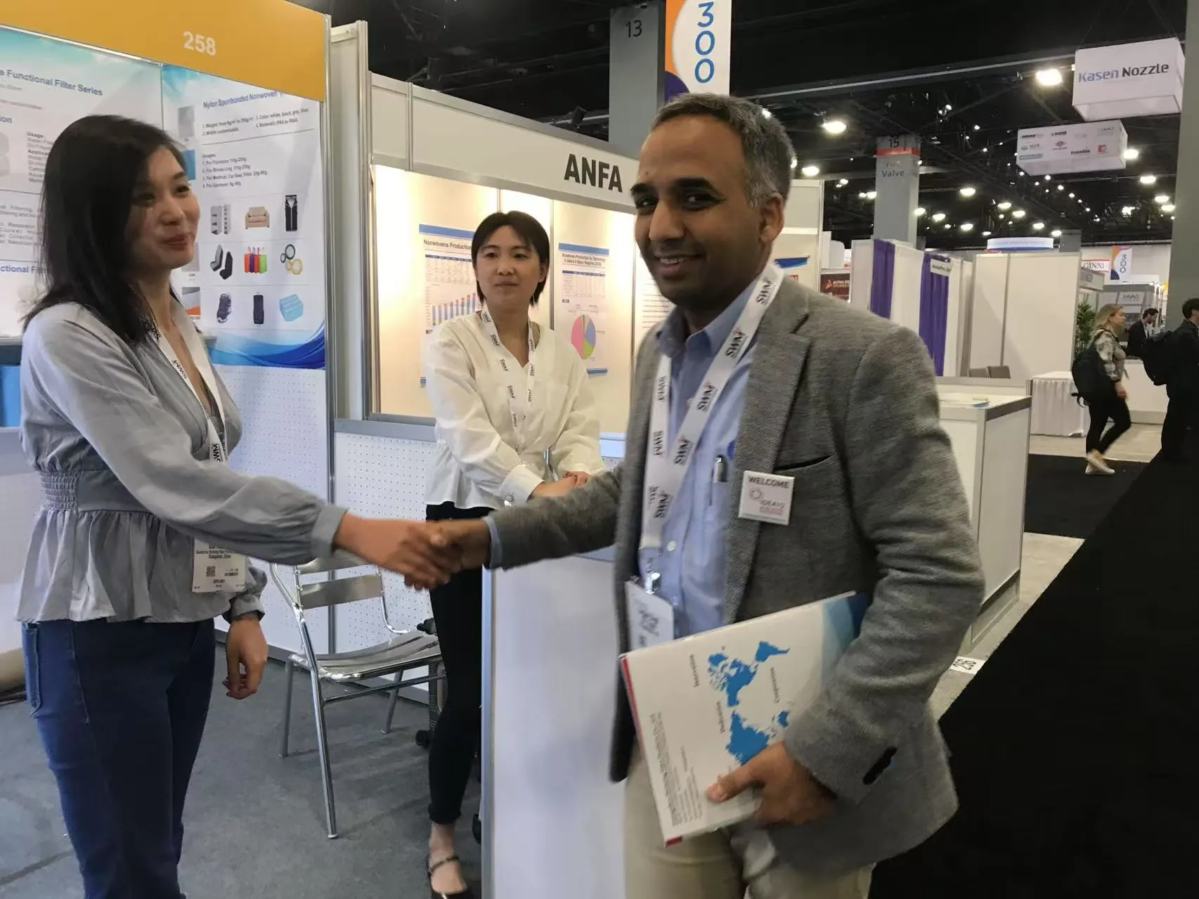 Handshake photo with overseas buyer at Huiming exhibition booth