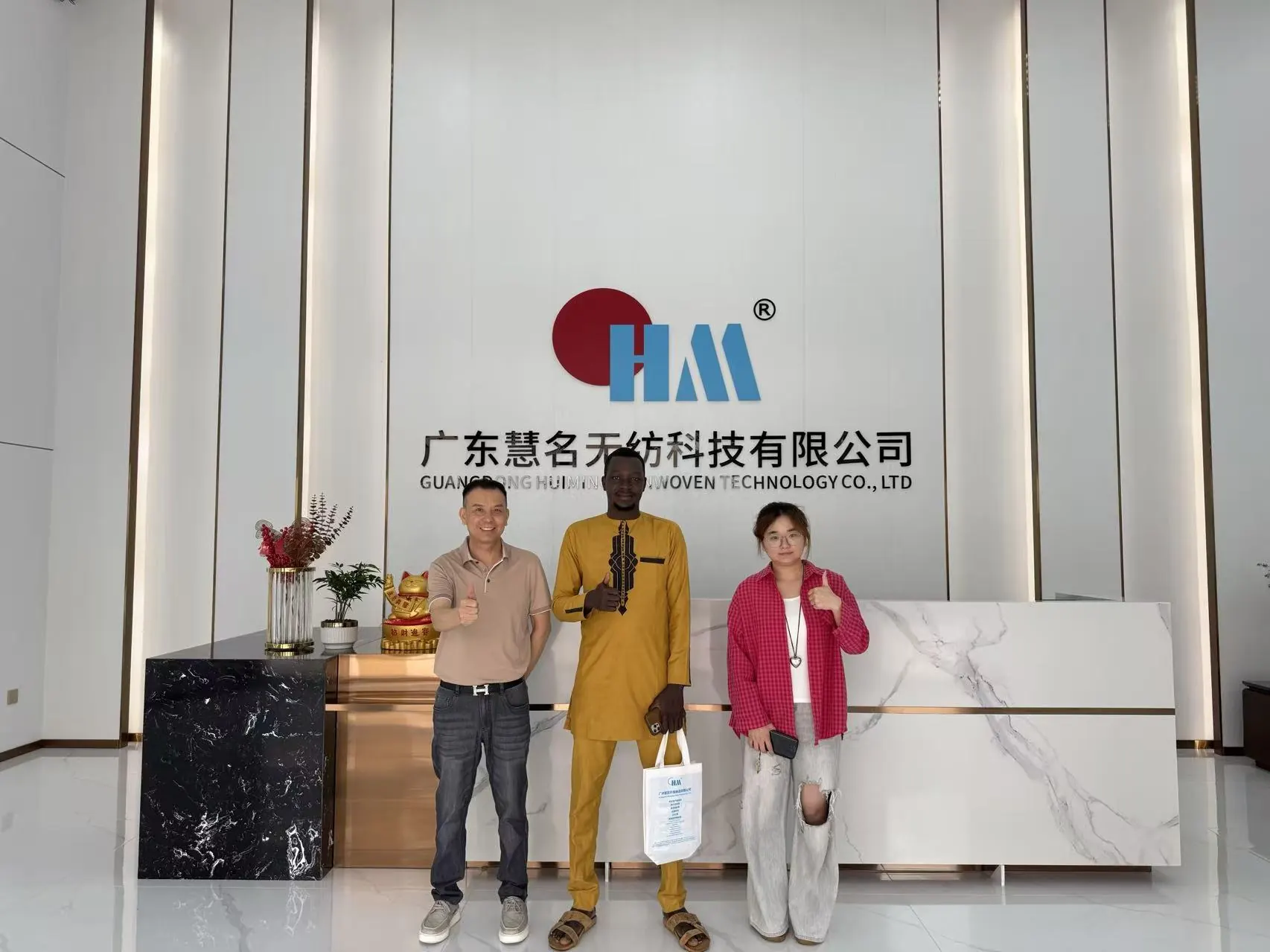 International customer and Huiming team in company lobby