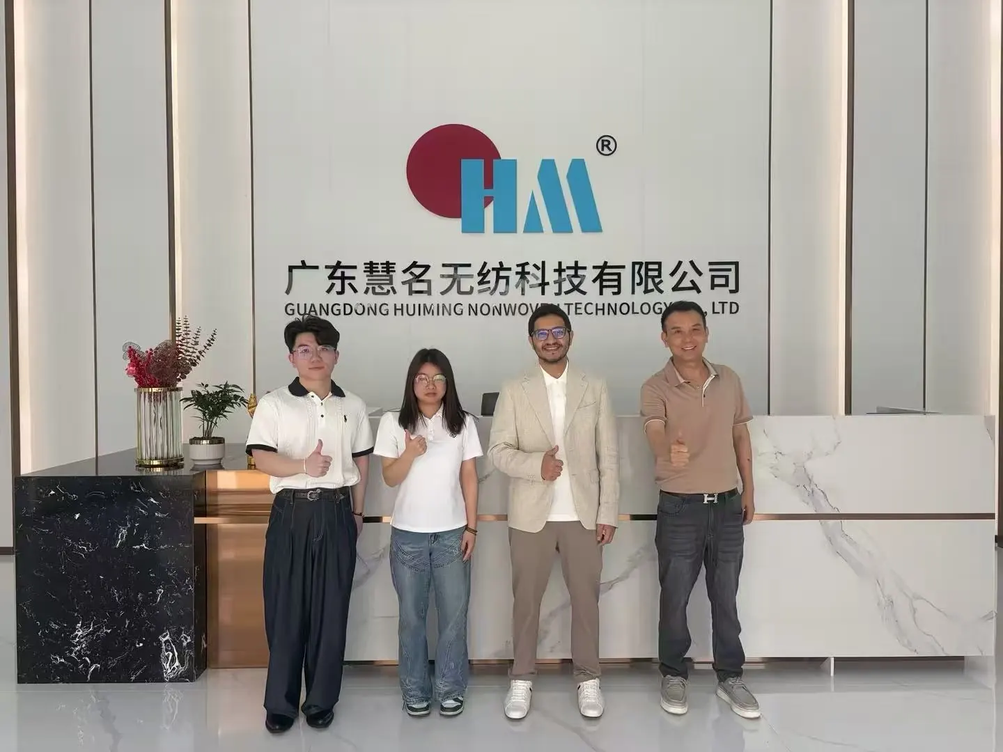 Group photo in Huiming company lobby with visiting customer