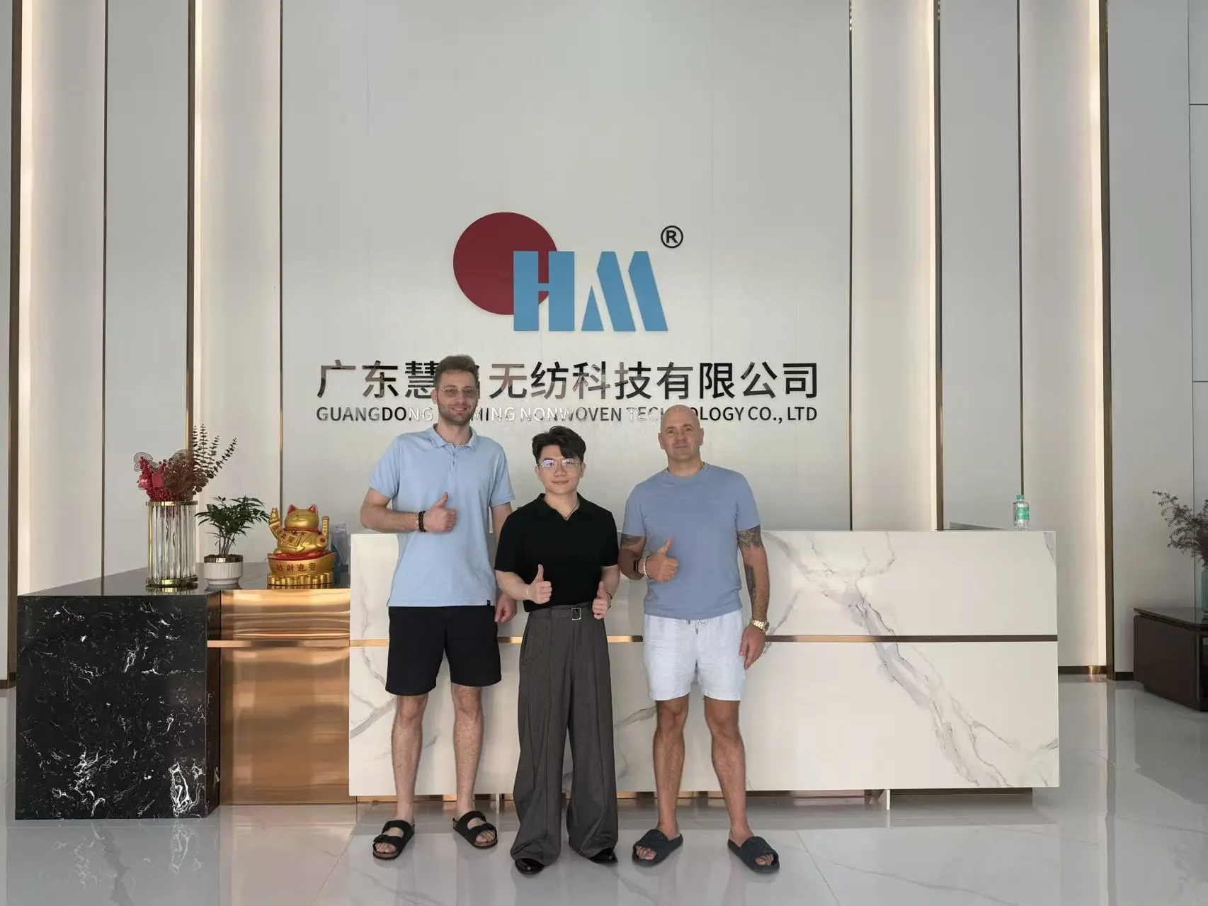 Customer and Huiming team group photo at office reception area