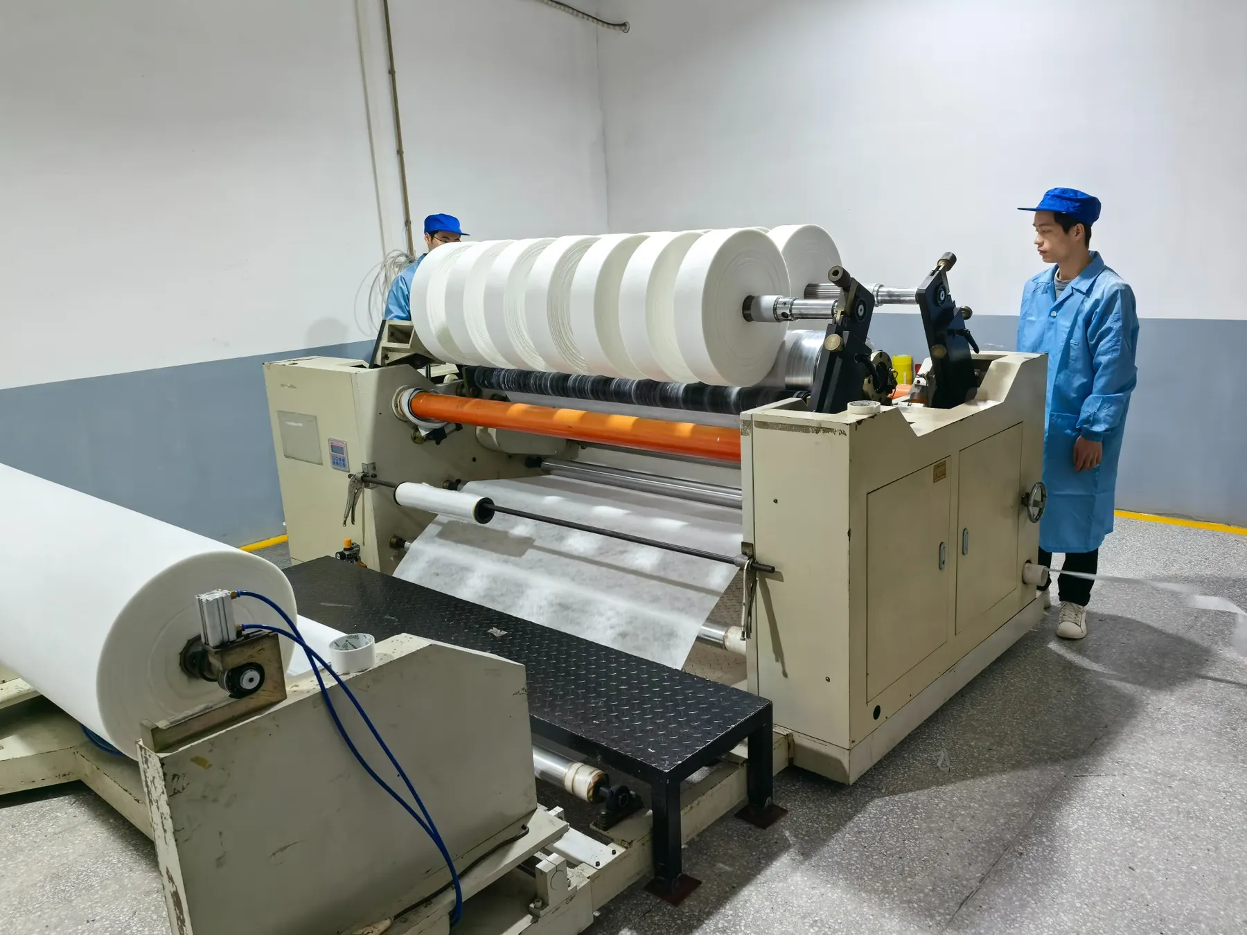Slitting equipment for custom snus paper roll width