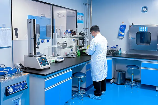 Technician working in Huiming laboratory