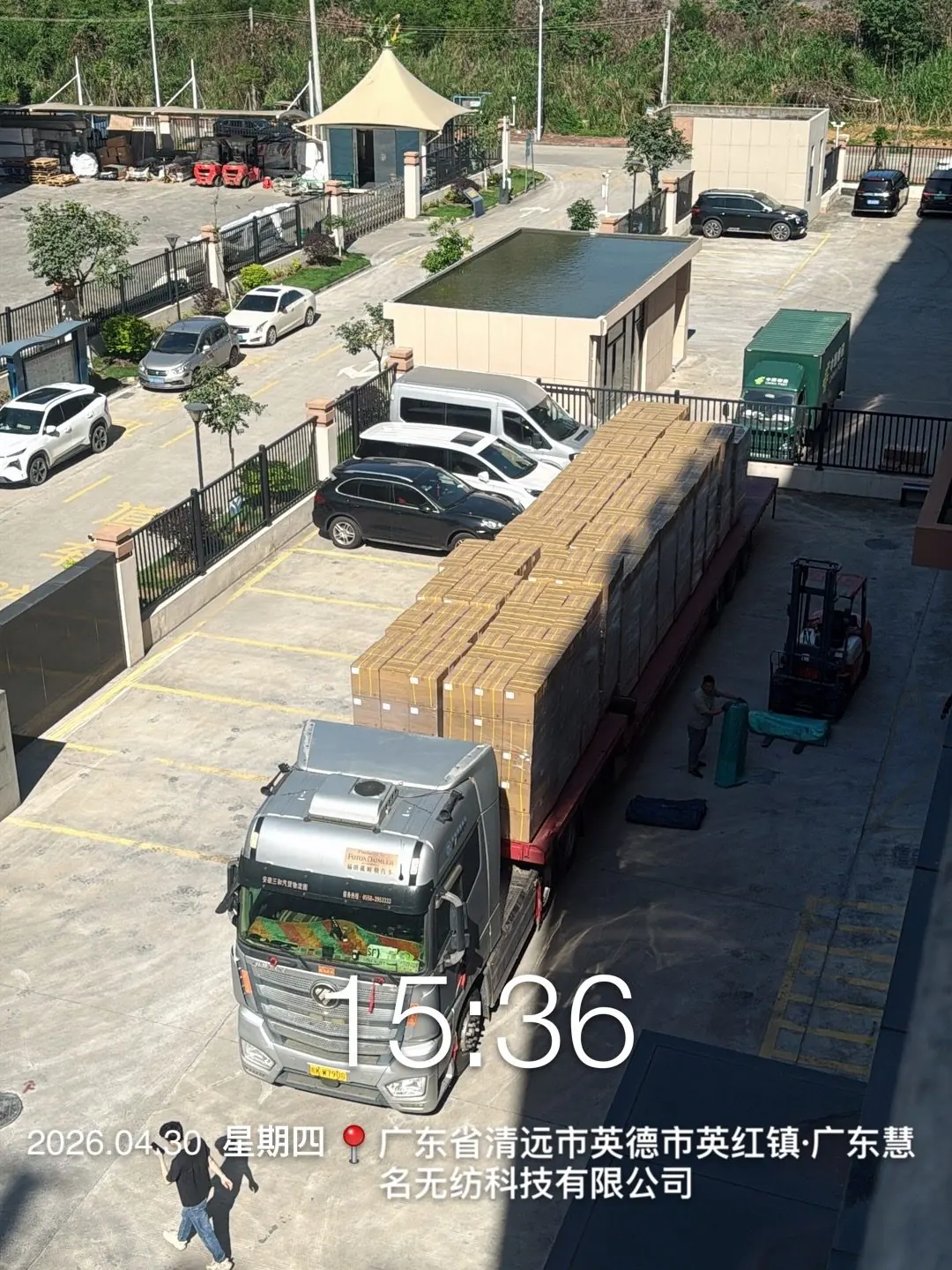 Bulk shipment truck loading for nonwoven rolls